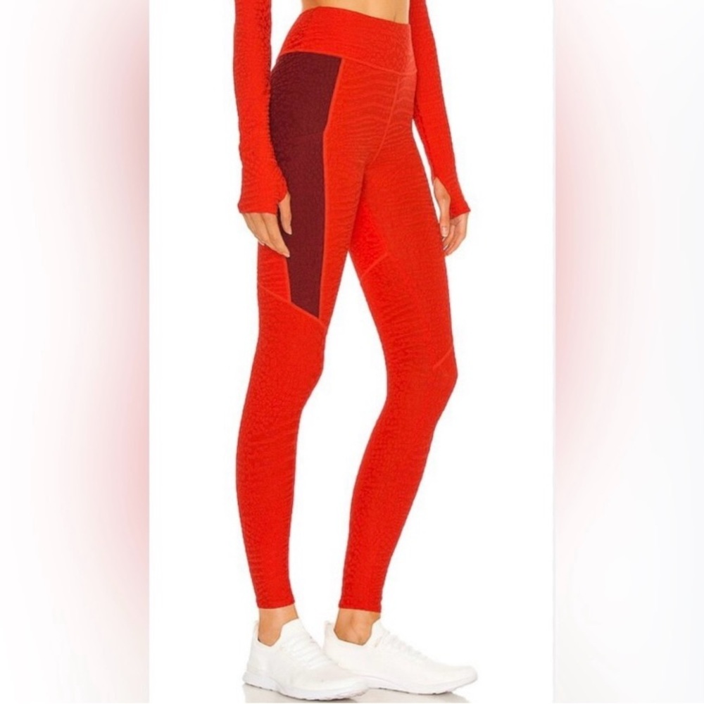 Twenty Montreal Activewear - Picture 2 of 2